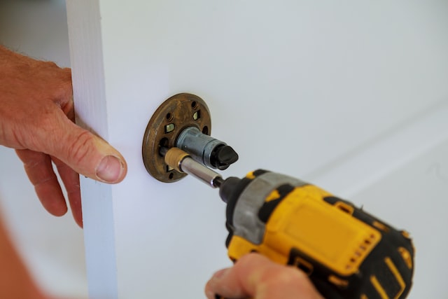 tightering the screw in door knob
